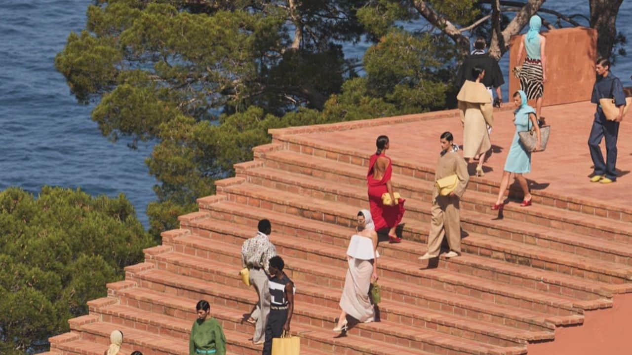 Modelos desfilam em uma escada alaranjada para a marca Jacquemus