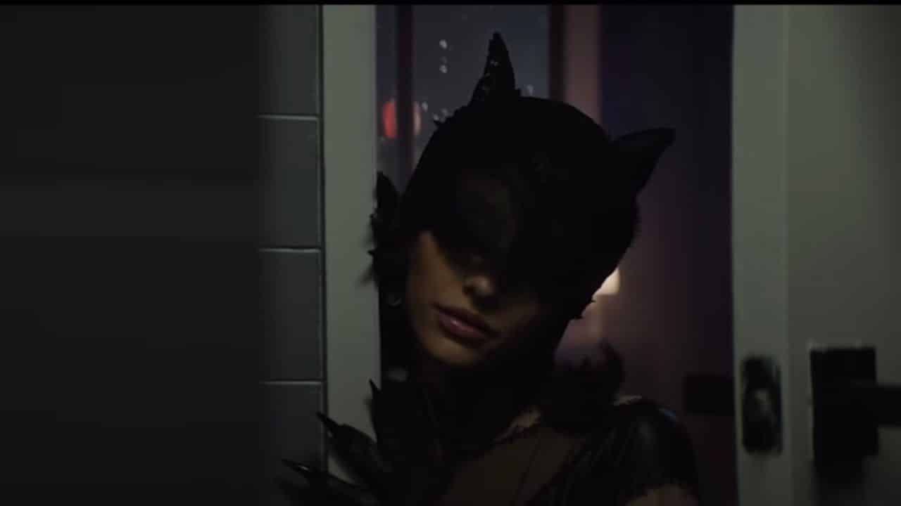 Ariana Grande trazendo referência a Mulher Gato em novo clipe (Reprodução: Youtube/Ariana Grande)