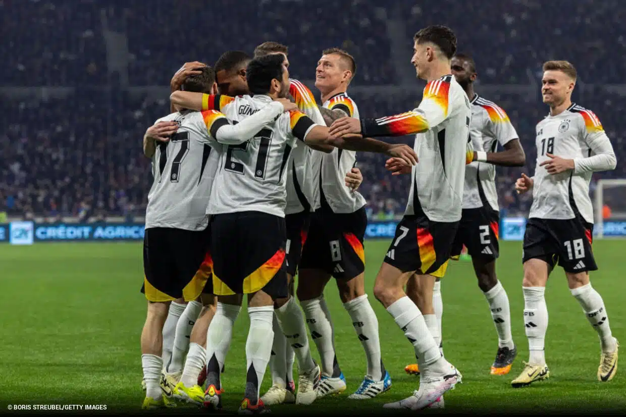 Jogadores alemães comemorando gol