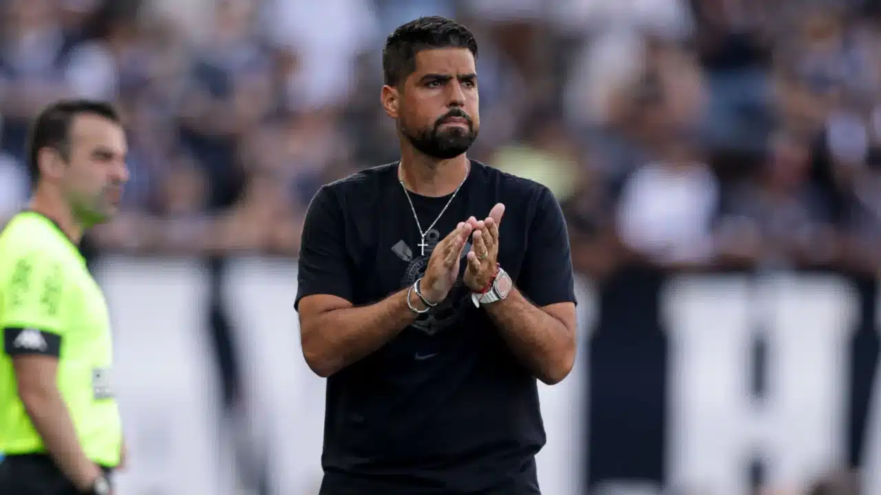 Foto destaque: Antônio Oliveira, treinador do Corinthians (Reprodução: Rodrigo Coca/Ag. Corinthians)