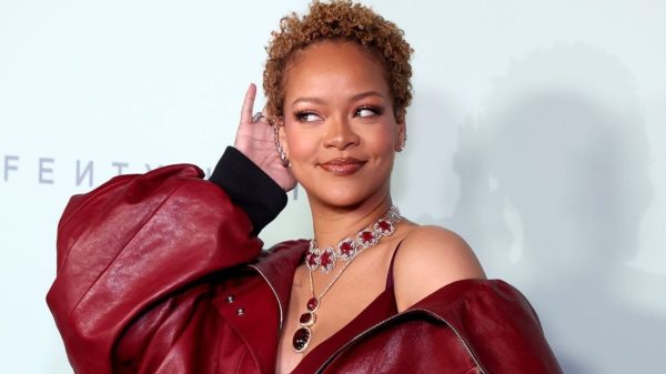 Rihanna com o novo visual na festa de Lançamento da Fenty Hair