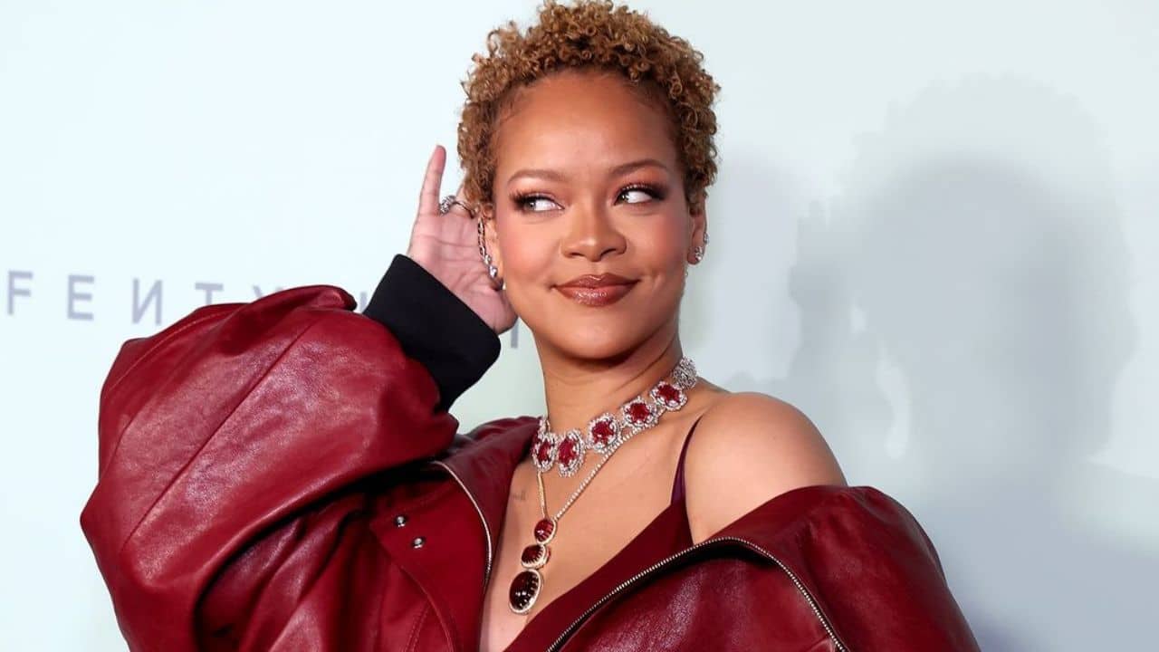 Rihanna com o novo visual na festa de Lançamento da Fenty Hair