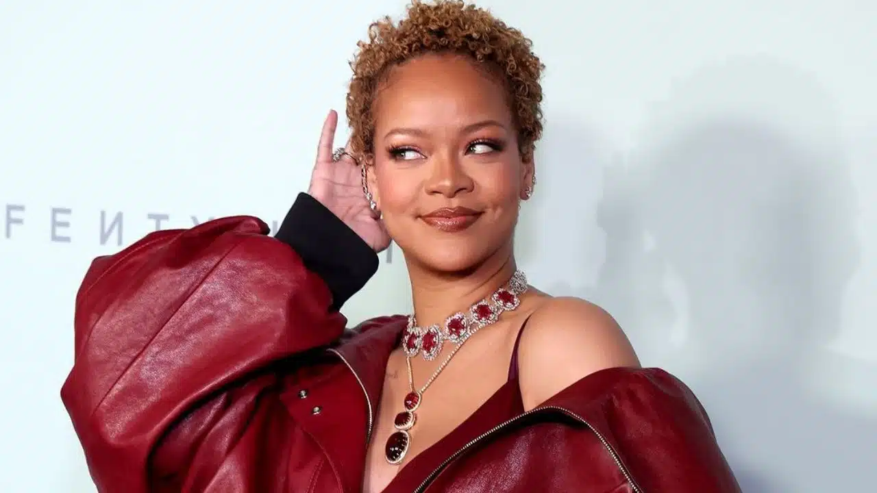 Rihanna com o novo visual na festa de Lançamento da Fenty Hair