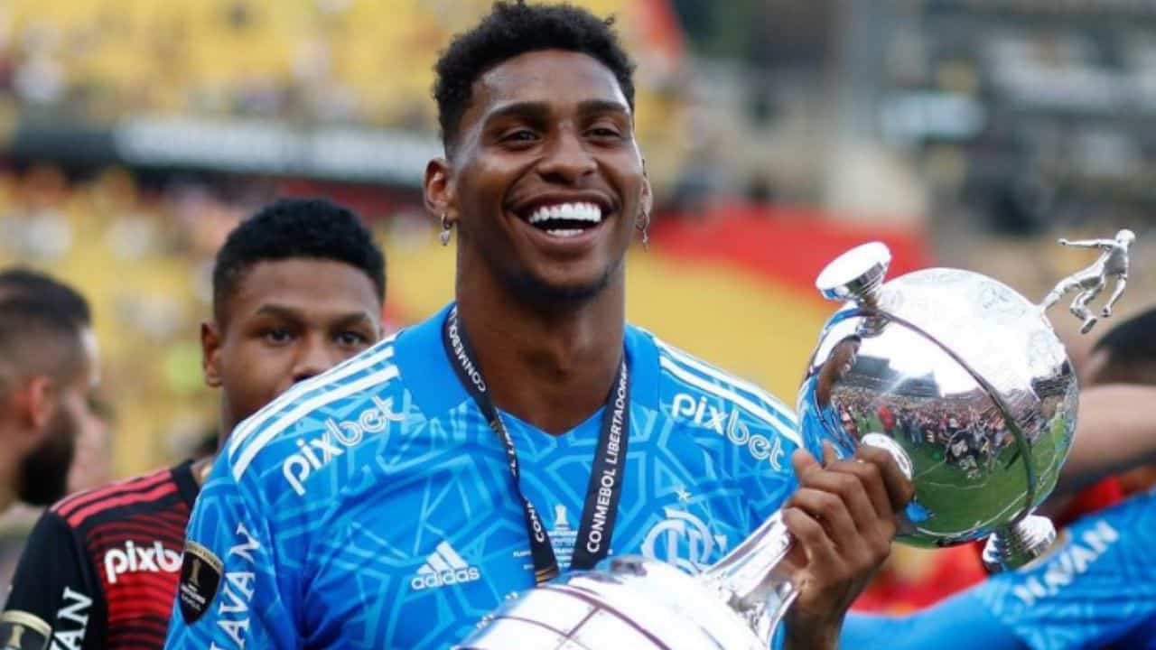 Hugo Souza com a taça da Libertadores