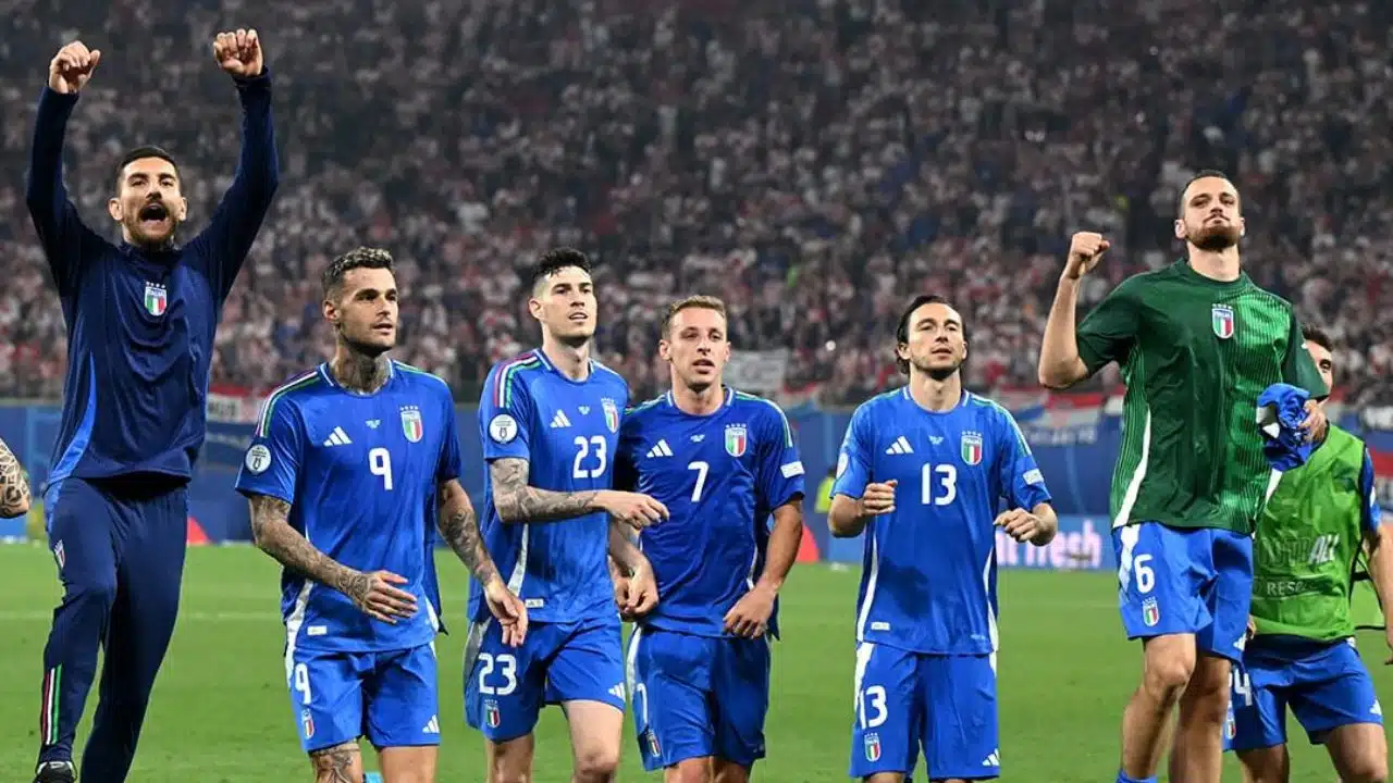 Seleção Italiana comemorando a vaga nas oitavas