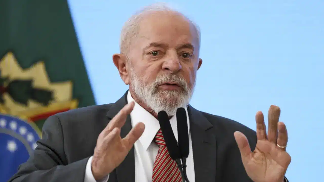 Lula durante uma reunião