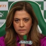 Leila Pereira durante coletivo pelo Palmeiras