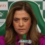 Leila Pereira durante coletivo pelo Palmeiras