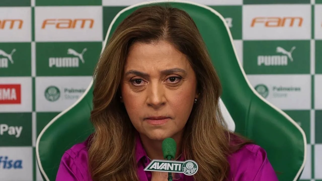 Leila Pereira durante coletivo pelo Palmeiras