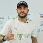 Após polêmicas na internet envolvendo Piovanni, Neymar apresenta leilão beneficente