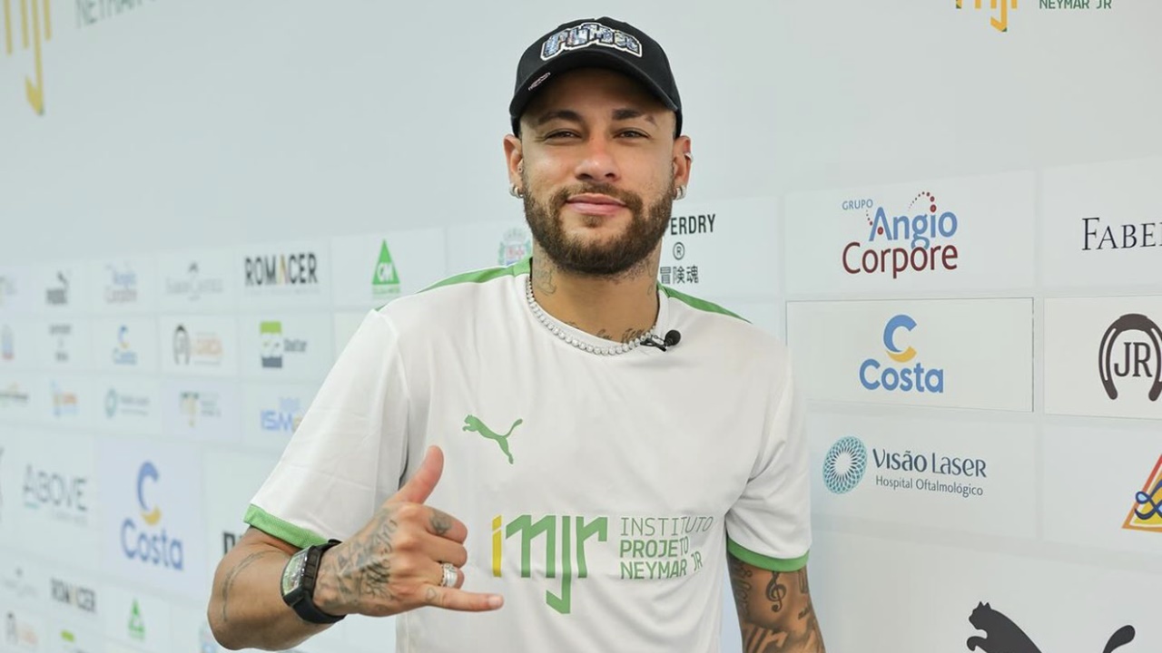 Após polêmicas na internet envolvendo Piovanni, Neymar apresenta leilão beneficente