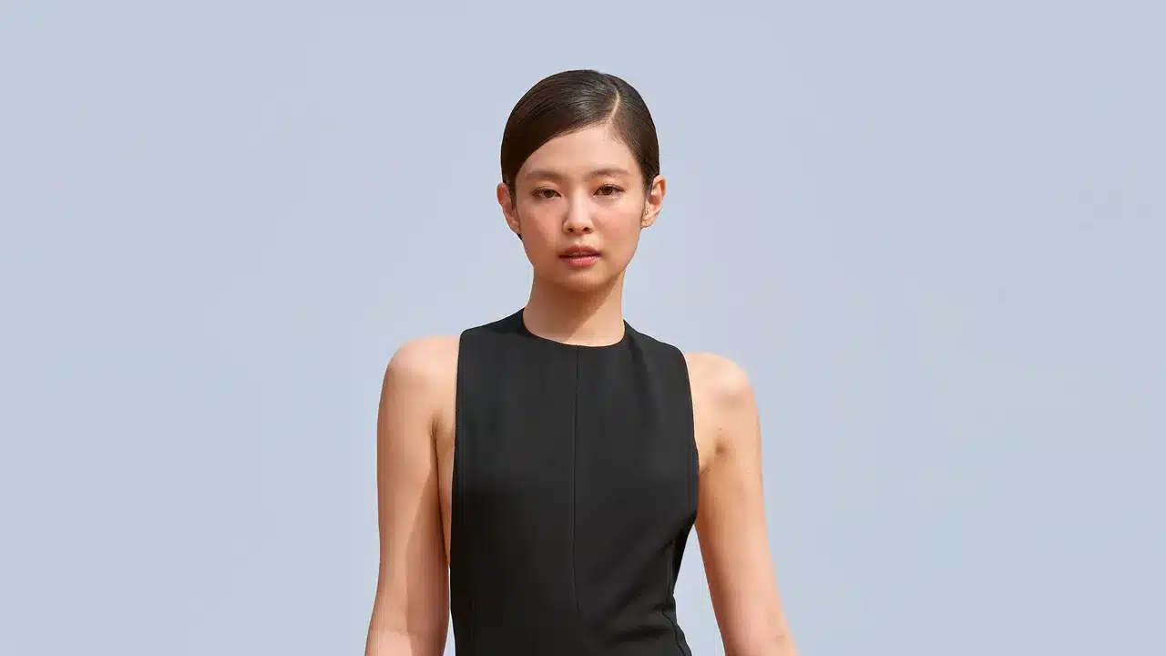 Jennie Kim desfilando para Jacquemus