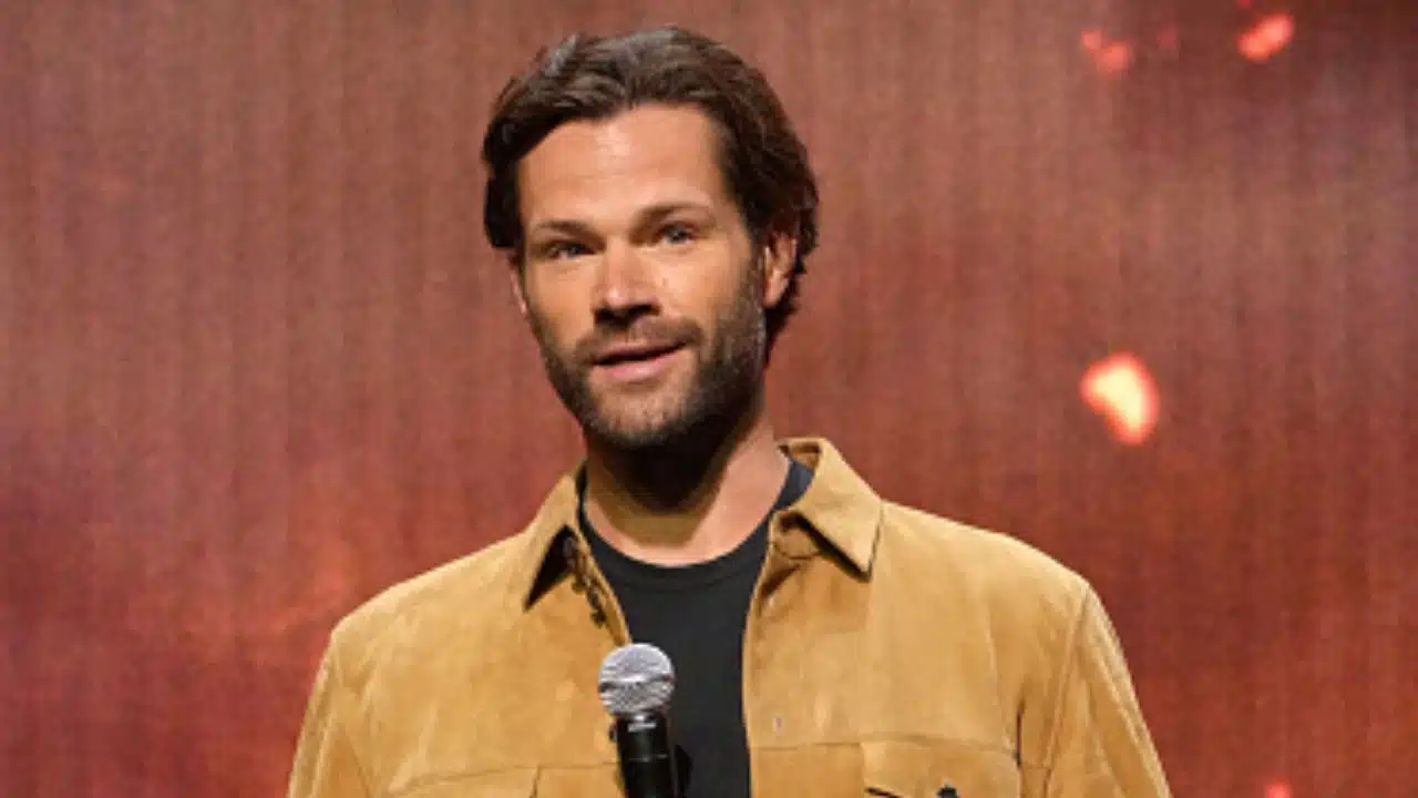 Jared Padalecki no palco durante a apresentação da The CW Network