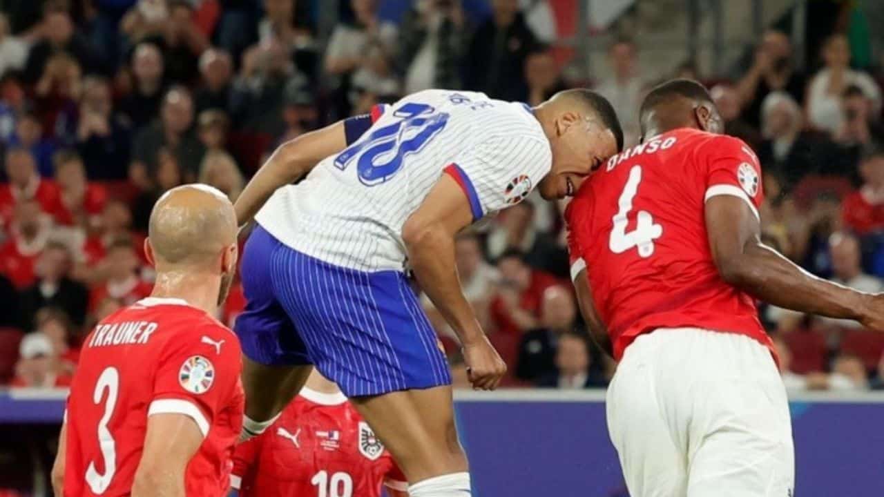 Momento em que Mbappé atinge o ombro do zagueiro