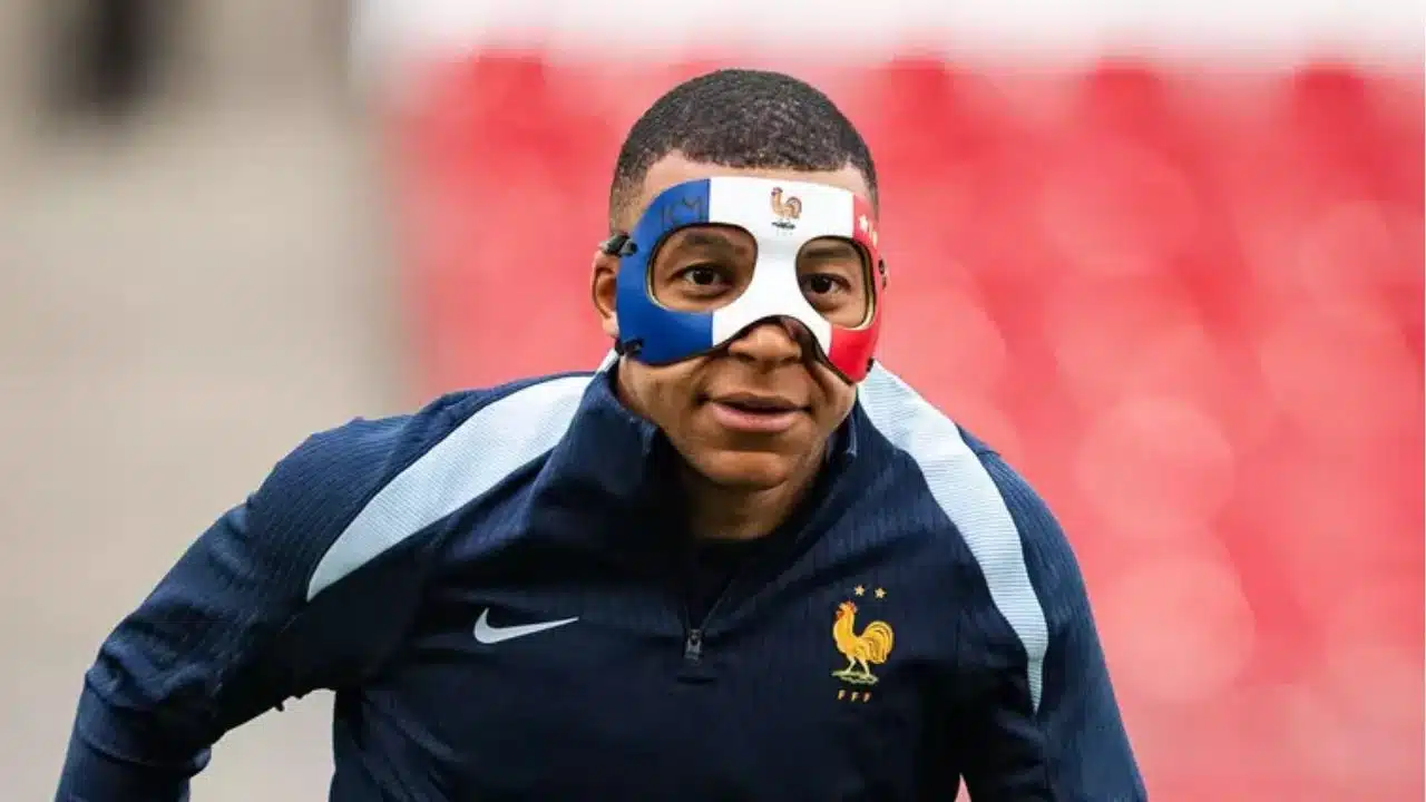 Mbappé usando máscara