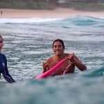 Tamayo Perry surfando com a esposa Emilia Perry