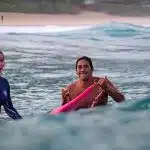 Tamayo Perry surfando com a esposa Emilia Perry