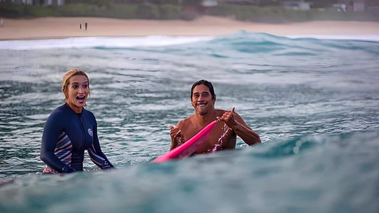 Tamayo Perry surfando com a esposa Emilia Perry