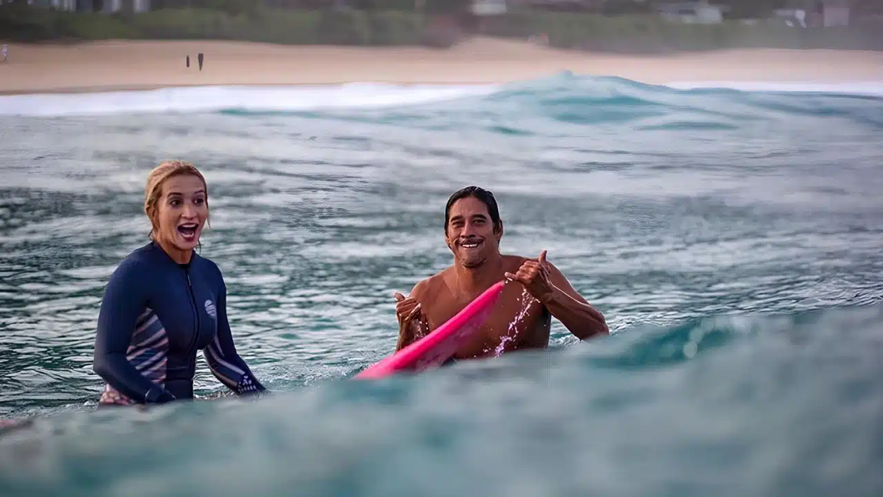 Tamayo Perry surfando com a esposa Emilia Perry