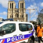 Policiamento na catedral de Notre-Dame