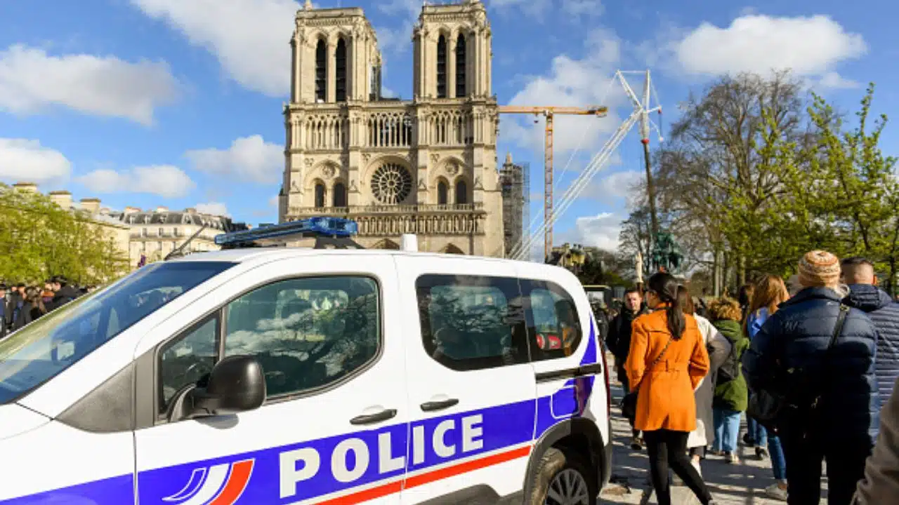 Policiamento na catedral de Notre-Dame