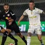 Jogadores de Palmeiras e Red Bull Bragantino disputando bola