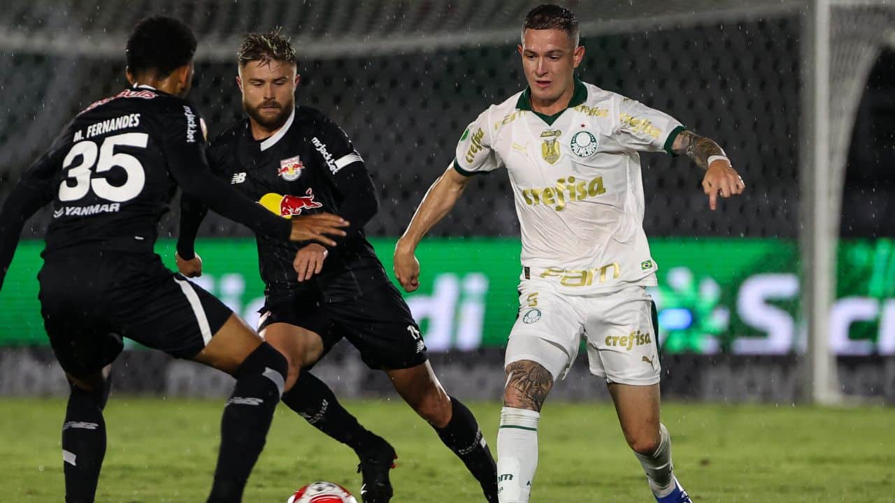 Jogadores de Palmeiras e Red Bull Bragantino disputando bola