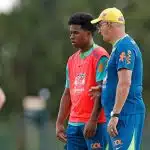 Endrick e Dorival Júnior conversando durante o treino