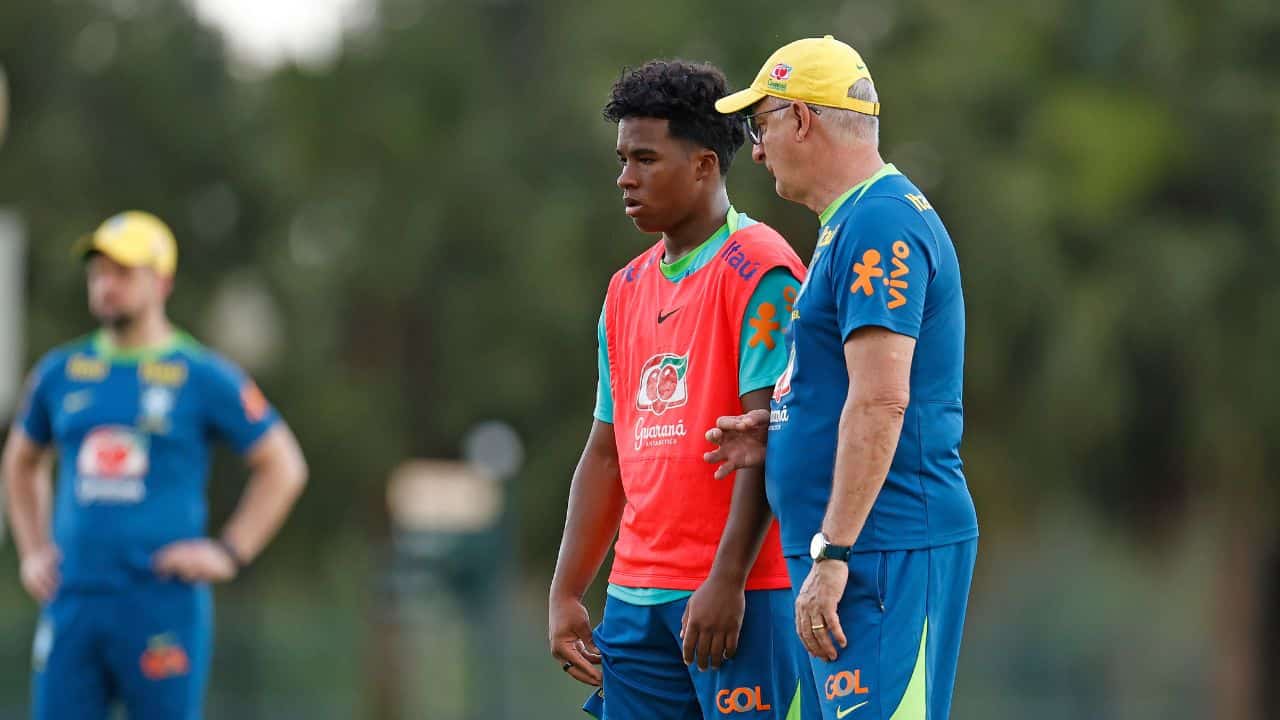 Endrick e Dorival Júnior conversando durante o treino