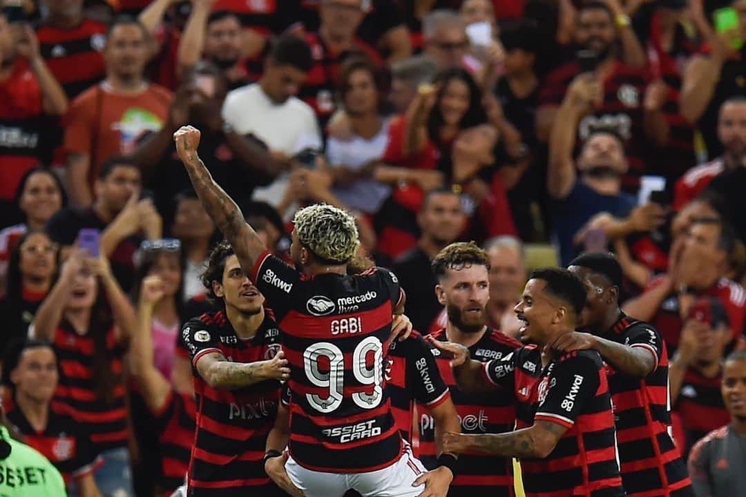 Jogadores do Flamengo comemorando a vitória