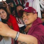 Thiago Silva tirando foto com torcedores