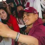 Thiago Silva tirando foto com torcedores