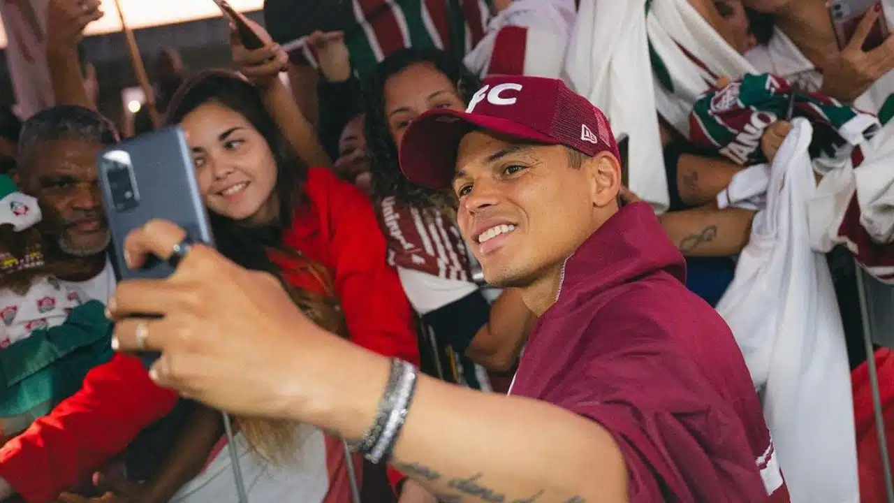 Thiago Silva tirando foto com torcedores