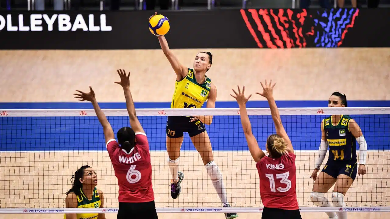 Foto destaque: Brasil x Canadá pela VNL (Reprodução: FIVB)