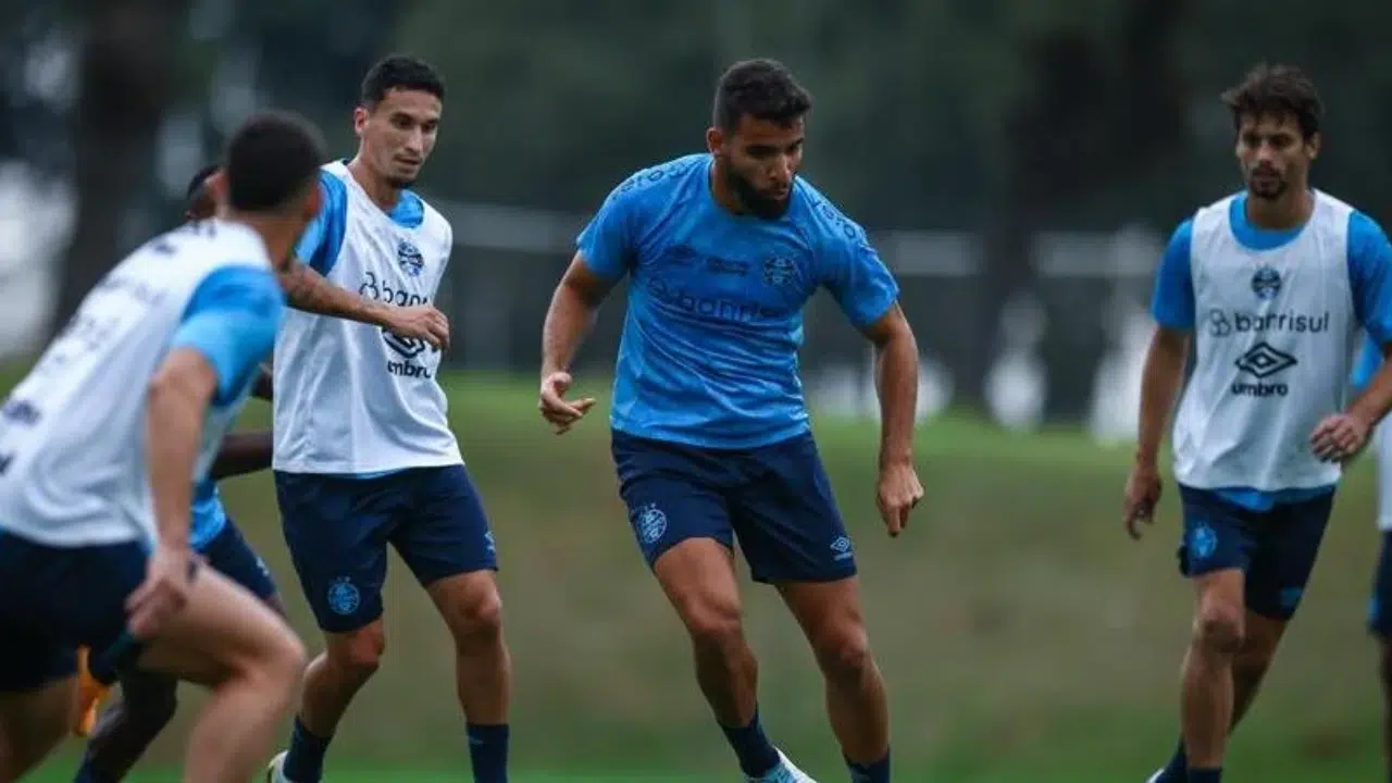 Jogadores treinam em Curitiba para partida contra o Atlético-GO