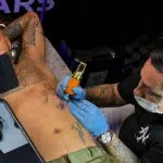 Neymar tatuando homenagem para filha