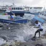 Rastro de destruição do Furacão Beryl