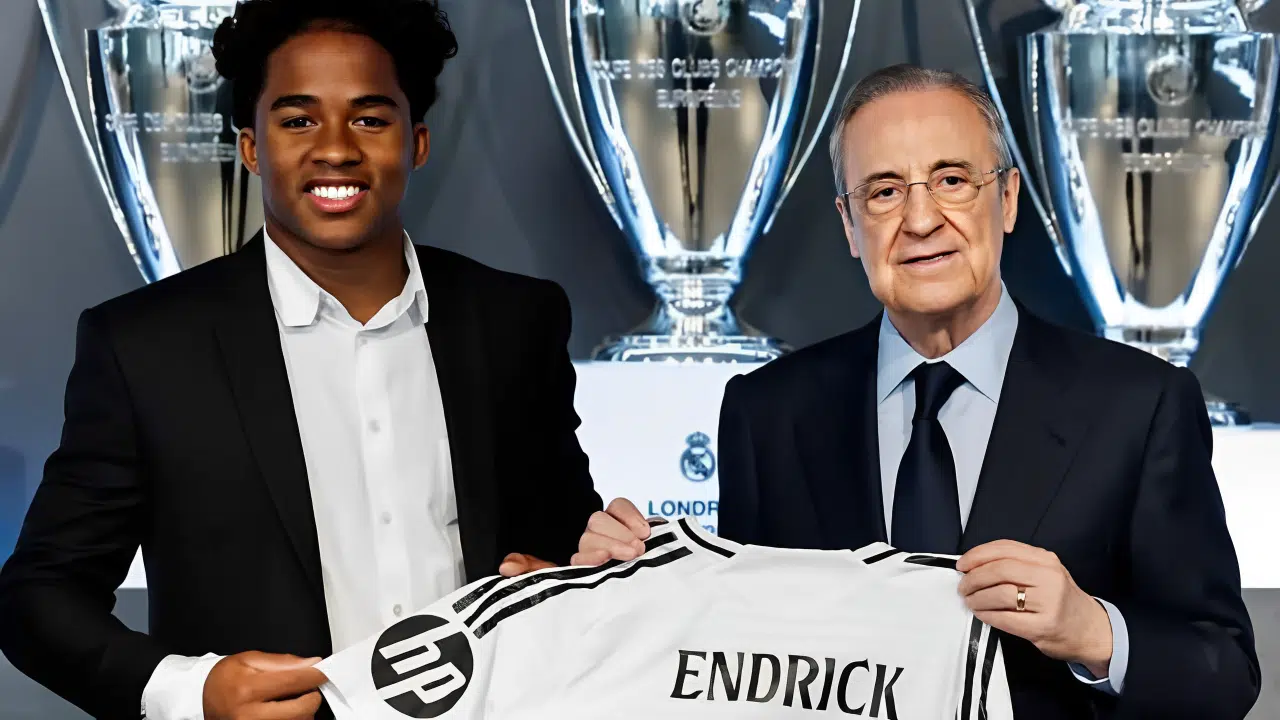 Endrick recebendo a camisa do Real Madrid