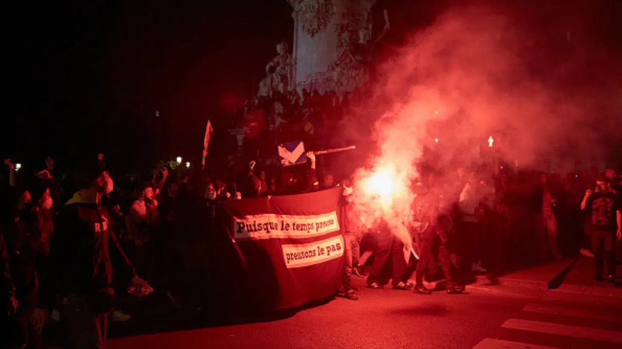 Paris sofre com protestos após resultados das eleições parlamentares