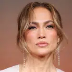 Jennifer Lopez aparece de aliança após suposta separação com Ben Affleck