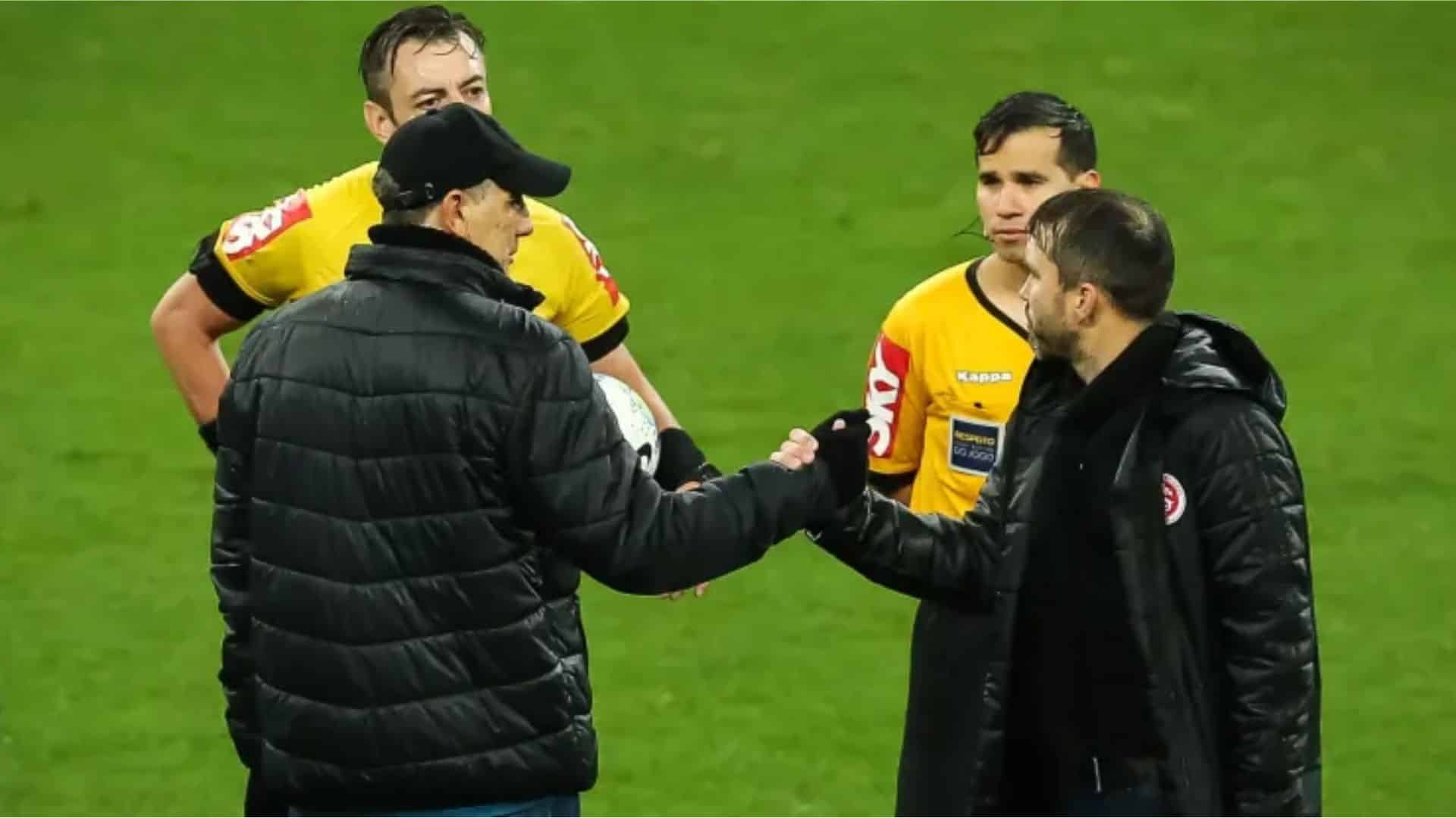 Renato Gaúcho fala com Coudet em um clássico Gre-Nal.