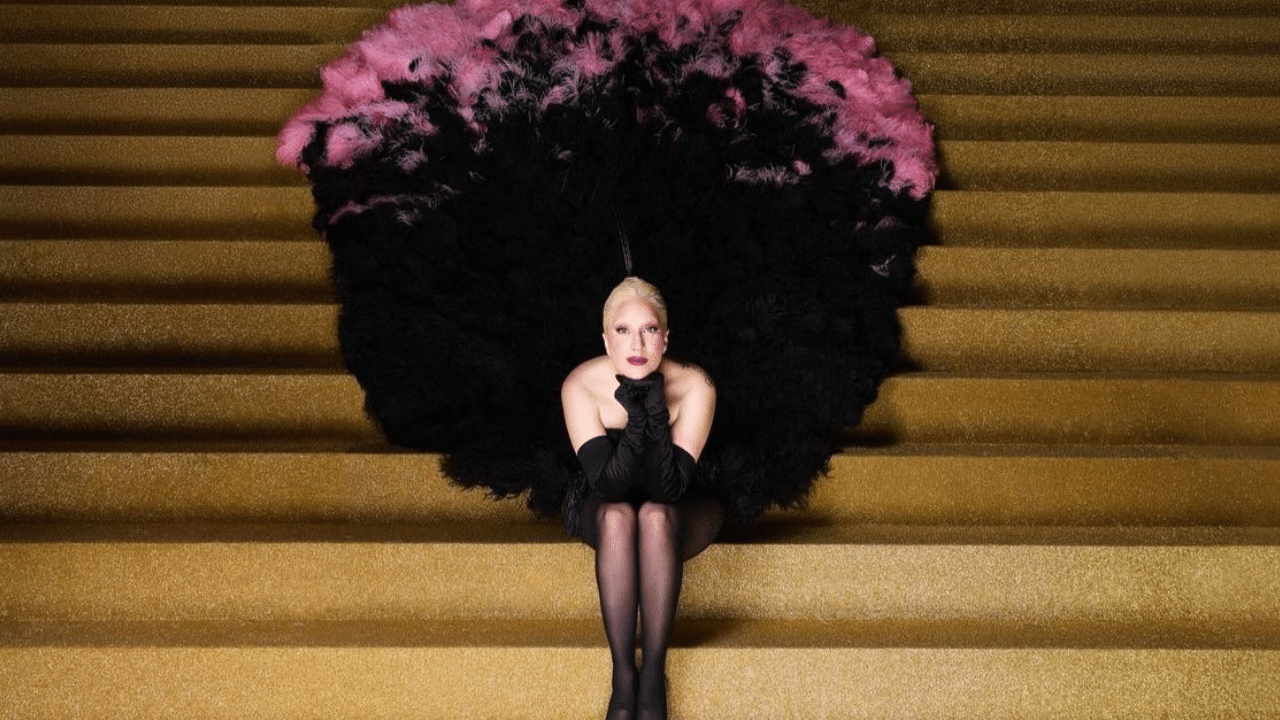 Lady Gaga com traje criado pela Dior