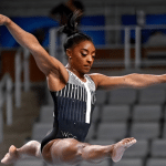 Simone Biles usando os novos uniformes para as Olimpíadas