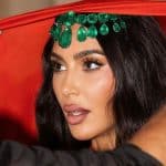 Kim Kardashian se arrumando para festividades na Índia