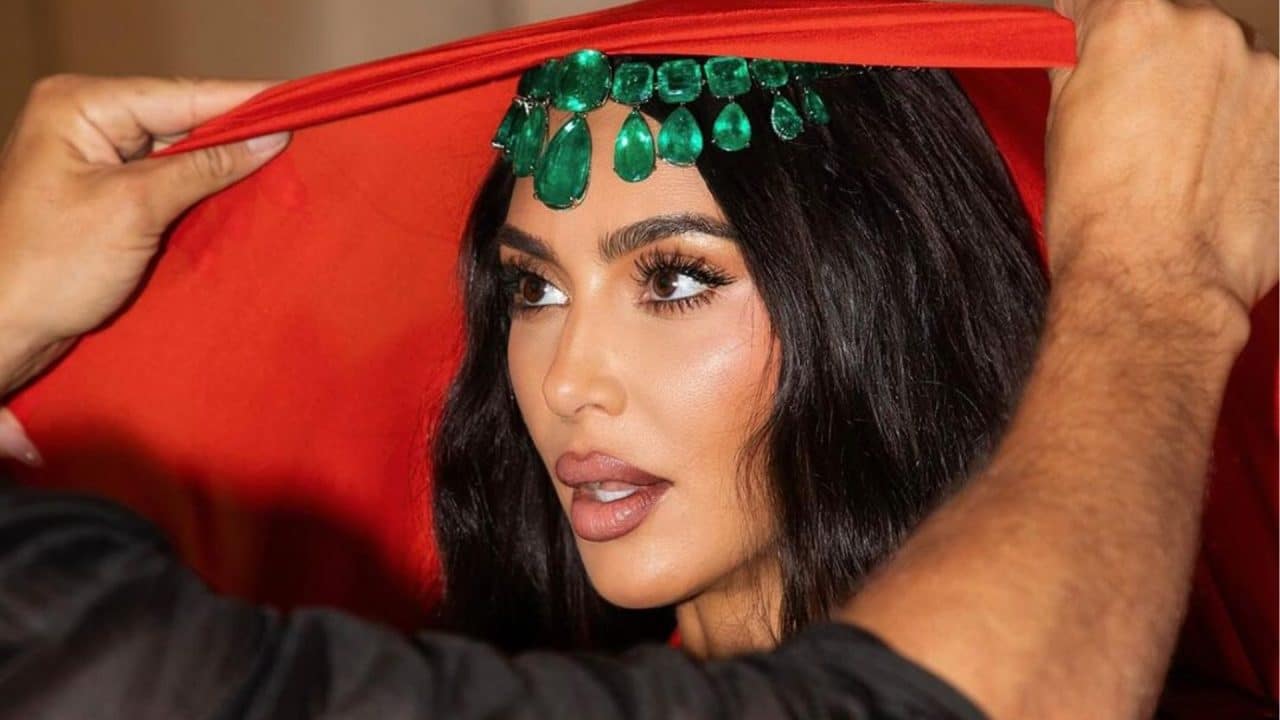 Kim Kardashian se arrumando para festividades na Índia