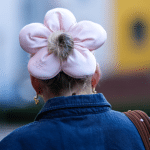 Scrunchies prometem ser a nova tendência de acessório para o verão europeu 