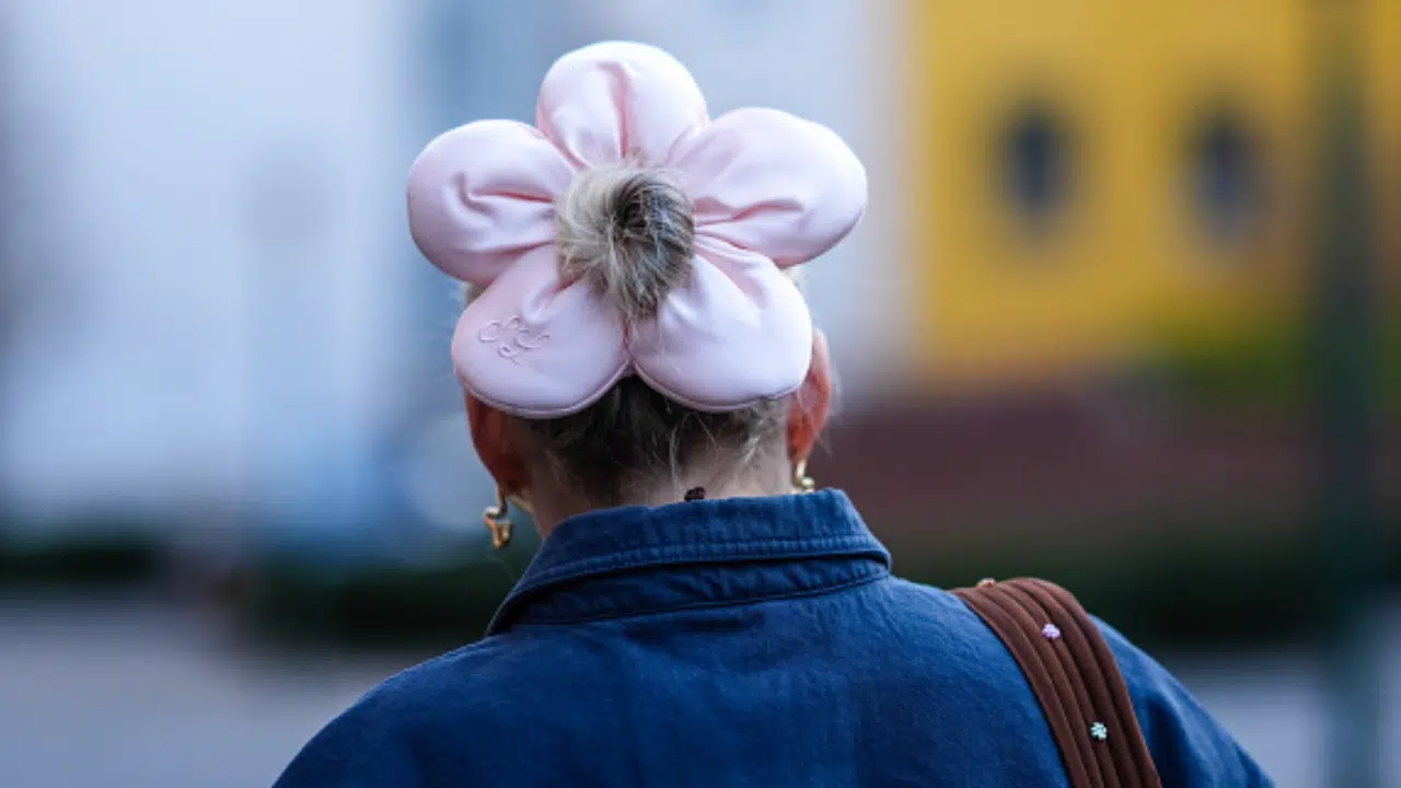 Scrunchies prometem ser a nova tendência de acessório para o verão europeu 