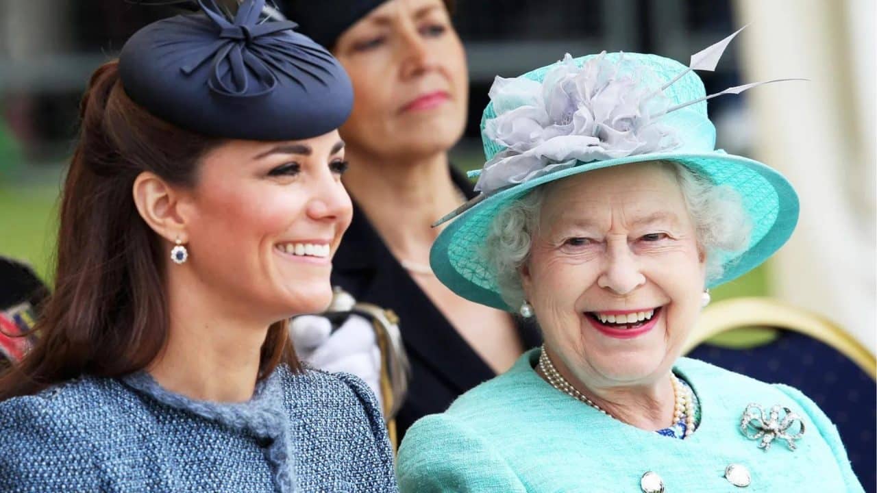 Kate Middleton e Rainha Elizabeth em evento de 2017