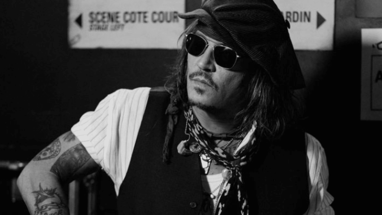 Johnny Deep namora com mulher 33 anos mais nova