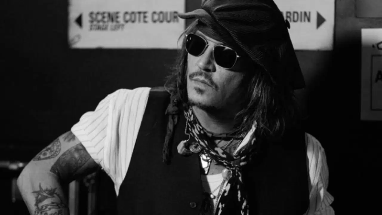 Johnny Deep namora com mulher 33 anos mais nova